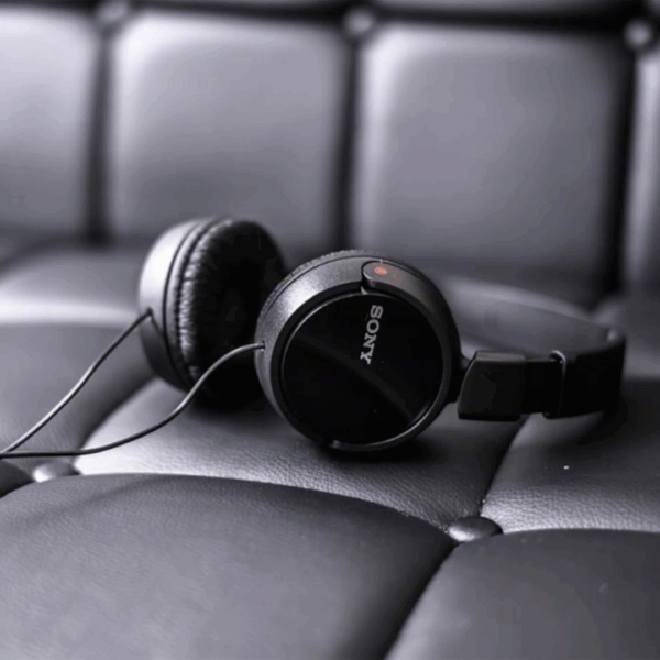 Auriculares Sony MDR-ZX110 serie ZX negros MDRZX110 on-ear alámbricos